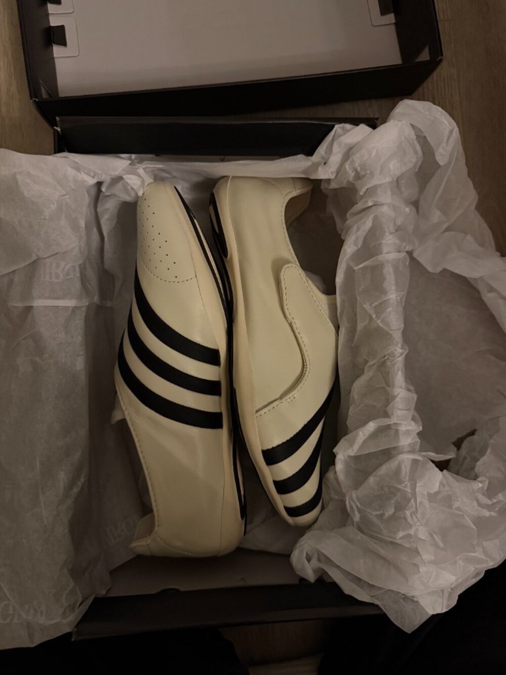 NWT adidas Originals x Pharrell Williams Unisex Yoga Vario Sneaker Black/White - Picture 4 of 6